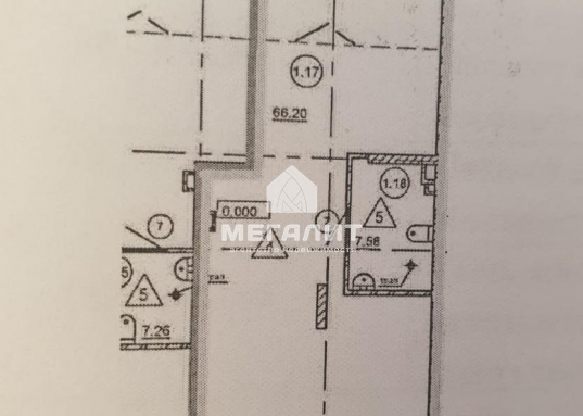 Помещение располагается на первом этаже нового кирпичного жилого дома, имеет отдельный вход, презентабельную входную группу, удобные подъездные пути.