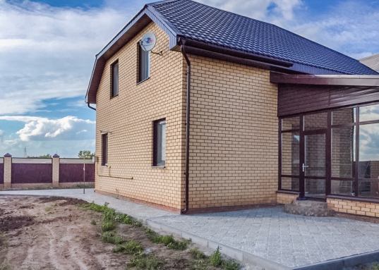 Продается красивый новый коттедж площадью 160 кв.м, в черте города – в поселке Большие Кабаны в Лаишевском районе Татарстана.