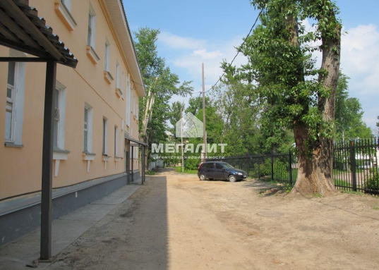 В доме перекрытия деревянные, перегородки кирпичные.