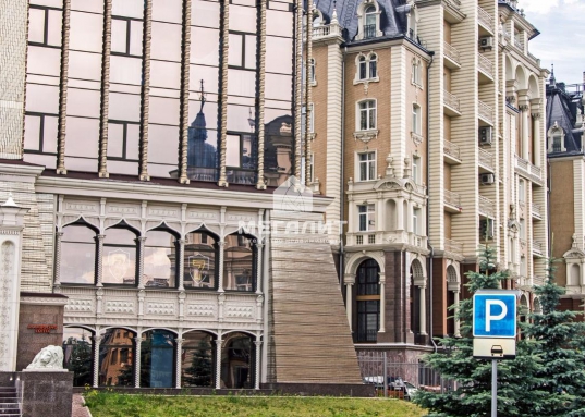 Помещение общей площадью 93,5 кв.м. расположено в самом красивом центре Казани, по ул. Касаткина д.11а: первый этаж элитного жилого комплекса "Готика".
