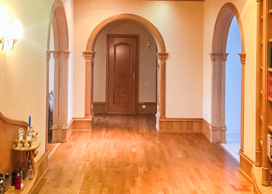 Например, дорогой книжный стеллаж из массива с прекрасной библиотекой.