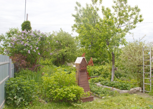 Печь-барбекю, скамейка для отдыха, искусственный прудик с мостиком, качели и место для бассейна – все готово для семейного отдыха.