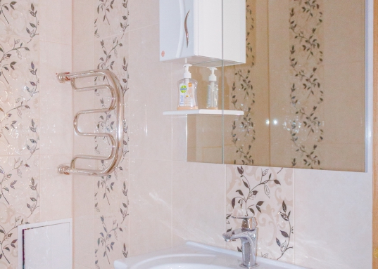 Большая кухня, стильный кухонный гарнитур со встроенной техникой.