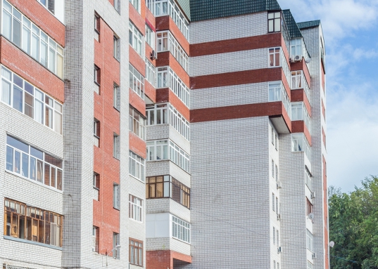 Продумана и система хранения вещей – несколько вместительных шкафов-купе.