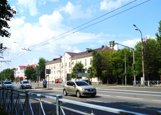 Дом находится на пересечении улиц Николая Ершова и Сеченова, рядом КЦ «Сайдаш», Казанский банковский колледж Центрального Банка РФ.