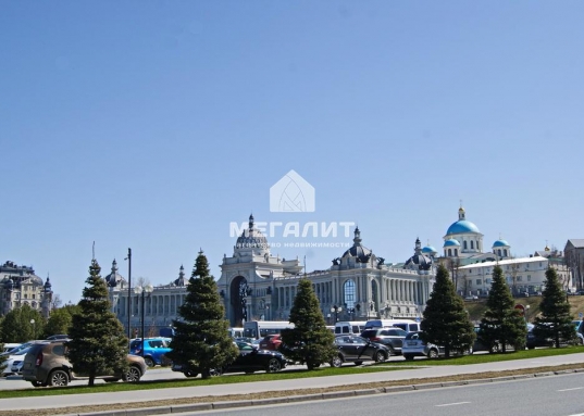 В шаговой доступности станция метро "Кремлевская".