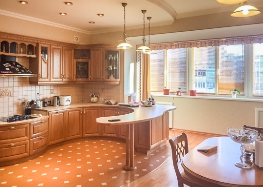 Адрес: ул. Кул Гали, дом 2, Количество комнат: 5, Общая площадь: 220 м<sup>2</sup>, Жилая площадь: 140 м<sup>2</sup>, Площадь кухни: 35 м<sup>2</sup>, Этаж: 8/10, Тип дома: Кирпичный, Район: Приволжский