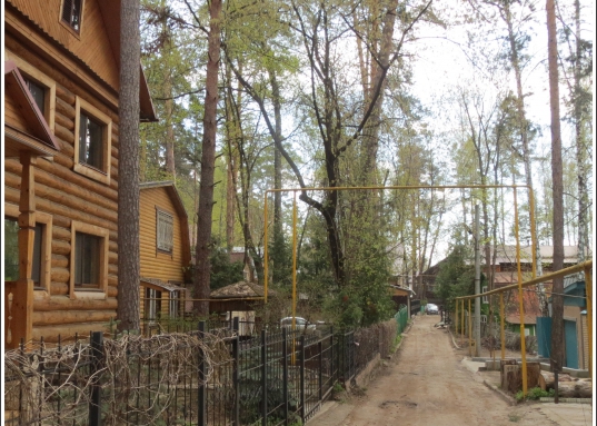 Дом 2005 года постройки, из сруба, общей площадью 80 кв.м.  1-ый этаж - зал, кухня, прихожая, 2 этаж - две комнаты с видом на сосновый лес.