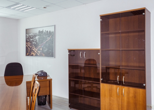 Отличный офис, площадью 58,1 кв.м. с хорошим презентабельным ремонтом и мебелью состоит из 3 кабинетов (19,3+18,4+8,4 кв.м.) и  холла 12 кв.м. , плюс отдельно места общего пользования : ресепшен и 2 санузла.