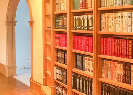 Квартира полностью меблирована, вся мебель останется новым владельцам. 
Высокие трехметровые двухуровневые потолки, увеличенные оконные проемы, в результате, комнаты буквально дышат светом и простором. В отделке использованы немецкие и итальянские обои, испанская и итальянская плитка, высококачественный штучный паркет и напольная плитка с системой теплых полов, европейская сантехника и смесители.