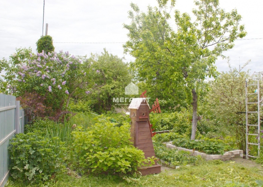 Печь-барбекю, скамейка для отдыха, искусственный прудик с мостиком, качели и место для бассейна – все готово для семейного отдыха.