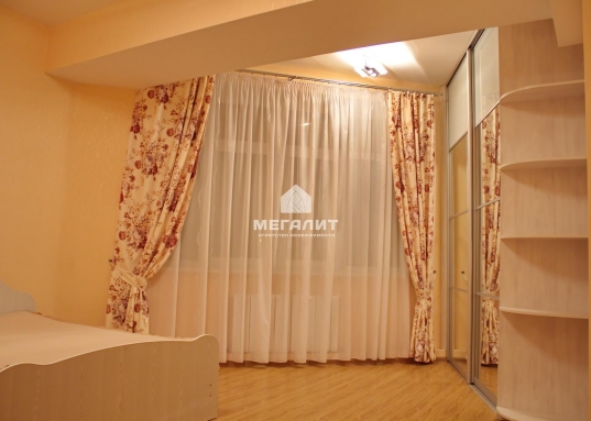 Продается просторная, светлая двухкомнатная квартира в центре Вахитовского района, по ул. Муштари, 33Б.
