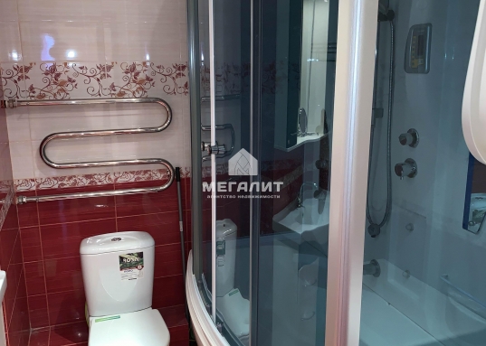 Квартира с качественным ремонтом, все комнаты сделаны со вкусом,  в ванной комнате сделан высококлассный ремонт.