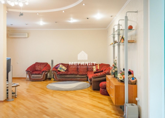 Продается четырехкомнатная квартира над одной из тихих улиц центра Казани – Академической, в полностью кирпичном  доме повышенной комфортности.