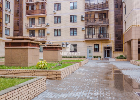 Новая сантехника, два санузла в современном кафеле: совмещенный с ванной и гостевой.