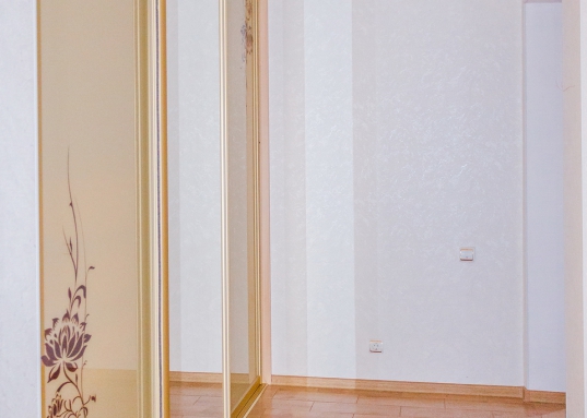 Панорамное остекление, выход на просторную террасу (150 кв.м.)  из зала.