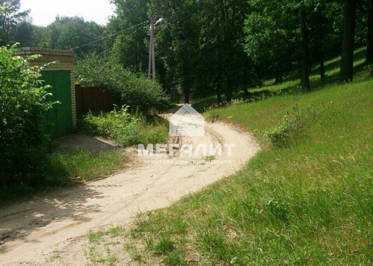 На участке хоз.блок, беседка, баня, теплица.