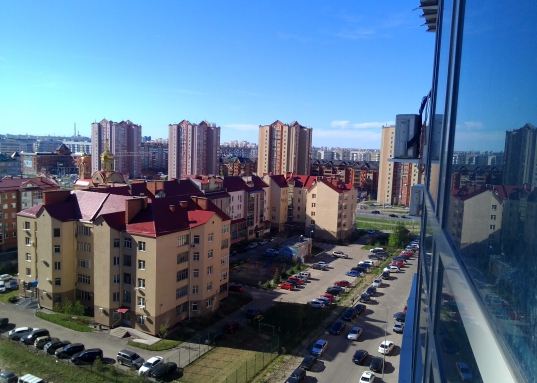 Вокруг всего двора высажены деревья и цветы, что придает ему особый статус и индивидуальность.