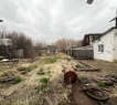 До дома асфальтированная дорога, в 300 метрах от города остановка общественного транспорта, магазины Магнит и Пятерочка, пункты выдачи Озон и Валдберис.