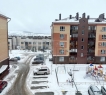 Продается стильная двухкомнатная квартира, общей площадью 72,3 кв.м. в кирпичном доме с индивидуальным отоплением в Кировском районе ЖК "Волжская гавань" по ул. Гумера Баширова, д. 3А.<br /><br />Квартира с качественным ремонтом в теплых тонах, продуманной системой освещения, создающей теплую и уютную атмосферу.<br /><br />Удобная планировка:<br />- просторная кухня-столовая 15,9 кв.м. со встроенным кухонным гарнитуром, оборудованным всей необходимой бытовой техникой, и выходом на лоджию,<br />- гостиная 16,7 кв.м.,<br />- изолированная спальная комната 19,6 кв.м,<br />- санузел с ванной в кафеле<br /><br />В квартире установлены: кондиционеры, входная дверь повышенной взломоустойчивости, домофон, интернет, кабельное ТВ.<br /><br />Отличное месторасположение дома вблизи р.
