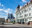 (в том числе НДС).<br />Возможна аренда машино/мест в подземном паркинге.<br /> <br /><strong>Элитный Деловой центр на Петербургской</strong> – это современное пятиэтажное здание в европейском стиле с декорированными фасадами в центре Казани, соответствует всем европейским и мировым стандартам, обеспечивает идеальные условия для ведения успешного и прибыльного бизнеса.<br /> <br />В шаговой и транспортной доступности главные улицы центра Казани: Пушкина, Островского, Бутлерова, Баумана, Профсоюзная, Спартаковская, Салимжанова, Право-Булачная, Кремлевская и другие.