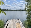 До воды — 100 метров, в окружении леса.