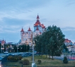 Согласно его запросам. Исходя из видовых характеристик помещения креативным дизайнером был разработан проект с отделкой, позволяющий любоваться морскими пейзажами из любой точки комнат, даже из спальной зоны.