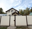 1 этаж занимают просторная гостиная 27,7 кв., кухня-столовая 11 кв.м., прихожая 5,3 кв.м.
На второй этаж ведет удобная безопасная лестница.
