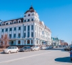 В шаговой и транспортной доступности главные улицы центра Казани: Пушкина, Островского, Бутлерова, Баумана, Профсоюзная, Спартаковская, Салимжанова, Право-Булачная, Кремлевская и другие.<br />Вести бизнес здесь очень удобно и представительно.<br /> <br /><strong>Заинтересовались?</strong><br />Обращайтесь, своевременно обеспечим необходимой информацией, договоримся об осмотре, <strong>организуем комфортную и надежную сделку купли-продажи.</strong><br /><br />В презентации использована фотография городской среды фотографа: Елены Сунгатовой.