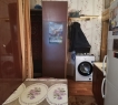 В квартире общая кухня, санузел, общий склад. Площадь комнаты 25 кв/м, что вполне достаточно сделать из комнаты полноценную квартиру со всеми удобствами, своей кухней и своим санузлом, как это уже сделали соседи по квартире.