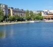 На главной его площади располагается фонтан в середине водоема, который зимой превращается в большой каток.</strong></p><p><strong>В нескольких минутах от дома для езды общественным транспортом находятся остановки «Университет», «Площадь свободы», метро «Кремлевская», «КАИ» (Карла Маркса), Япеева, Федосеевская, Тельмана, Большая Красная, Касаткина, Бехтерева.</strong></p><strong>Помимо отдыха в парке Вы в любое время можете насладиться тишиной укромного внутреннего дворика, являющейся неотъемлемой частью ЖК Дзержинского,13.