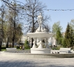 Здесь дети могут безопасно играть на детских площадках, а взрослые наслаждаться спокойной прогулкой по зеленой зоне или провести время с семьей и друзьями на пикнике под деревьями. <br />Предусмотрен подземный паркинг <strong>(в указанную стоимость входит 1 м/место!)</strong>.<br />На 1-ом этаже комплекса расположены нежилые помещения, которые закроют все основные потребности жильцов.<br />Локация комплекса создает комфорт во всем:<br />- прекрасный парк в 5 минутах ходьбы<br />- сразу напротив детский сад<br />- в 2 минутах общеобразовательная школа, татарская гимназия, центр детского творцества<br />- в 2 минутах спортивный комплекс - академия тенниса им. Тарпищева (теннисные корты, фиитнес и тренажерные залы, бассейн).<br /><br />О КВАРТИРЕ:<br />Квартира находится в самой малоэтажной секции и расположена на комфортном 3ем этаже.<br />Кухня 11.15 м2, комнаты 12,18 и 11,38 м2.