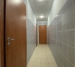 Высота потолков 3,5 м.</p><p>Есть 4-5 парковочных мест у входа (бесплатно), а также платная парковка на территории комплекса.