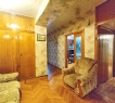 Лицей 131, Гимназия 96, Школа 18, КАИ, КФУ, КХТИ, КГАСУ, поликлиники, больницы.<br />- ТЦ Kazan Mall, ТРЦ Корстон, ТРЦ Кольцо, Парк Горького, скейт-парк Парк Урам, детский спортивный парк "Елмай" а также театры, музеи, магазины, кофейни, пекарни, атмосферные парки и скверы.<br /><br /><strong>Отличная транспортная развязка</strong>, остановки общественного транспорта в 3-х минутах, метро "Суконная слобода" 15 минут ходьбы пешком.<br /><br />Рядом улицы: Хади Атласи, Чехова, Вишневского, Лейтенанта Шмидта, Достоевского, Карла Маркса, Николая Ершова, Нурсултана Назарбаева, Калинина.<br /><br />Один взрослый собственник, вся сумма в договоре ЗВОНИТЕ!