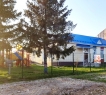 Участок большой, есть возможность размежевать и поселить рядом своих любимых родственников.<br /><br /><strong>В селе</strong> есть <strong>все необходимое для проживания</strong> семей с детьми: школа, детский сад, амбулатория, магазины, озон, почта, полиция, дом культуры, сбербанк.<br /><br />Приобретая просторное жилье, каждый член семьи найдет свое уголок и место для отдыха.<br />Этот вариант будет отличным выбором, наслаждаясь спокойствием и красотой окружающей природы.