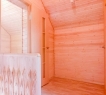 Внутренняя отделка: на первом этаже стены под покраску, пол выложен плиткой, установлена система "теплый пол"; на втором: стены обшиты рейкой, на полу ламинат.