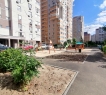 Чистая аккуратная квартира удобной планировки: просторная кухня 15,5кв. м., в гостиной 25кв. выделена зона для досуга детей, либо можно использовать под кабинет, две спальни с балконами, предусмотрена вместительная гардеробная, окна выходят во двор.