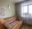 Остановки общественного транспорта. <br /><br /><span style="font-size:16px;"> <span style="text-decoration:underline;"><strong> Внутри квартиры вас ждет:</strong></span></span><ul><li> Простор и свобода - возможность перепланировки без несущих стен и реализации всех дизайнерских задумок.</li><li> Комфорт для каждого - 4 отдельные комнаты + кухня, раздельный санузел и гардеробная.</li><li> 2 лоджии, обшиты экологичной вагонкой.  Остеклены. </li><li>  Восхитительный вид на Казанку.</li><li> Практичное решение - Кухонный гарнитур, водонагреватель на 70 литров и шкаф уже остаются для вас.</li><li>Просторная прихожая</li><li>Запираемый тамбур, с возможностью безопасно хранить велосипед или детскую коляску.</li></ul><br /><br />Документы готовы к сделке!