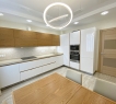 В квартире, выполнена качественная чистовая отделка в спокойных светлых тонах с использованием современных материалов.