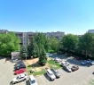 При этом остаются просторные три изолированные комнаты.<br />     Тихий огороженный зеленый двор, с огромным количеством зелени, дом окружают стройные ели, огромное количество парковочных мест, за каждой квартирой закреплено свое место.<br />      Дом расположен в центре Советского района, в отдалении от основных дорог. В то же время вся необходимая инфраструктура под рукой.