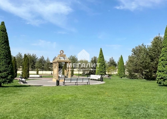 Жилой комплекс находится в самом центре исторической части Казани, у подножия Казанского Кремля.