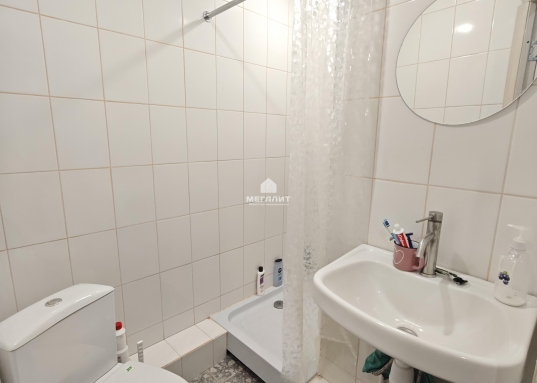 Комната рядом со станцией метро.