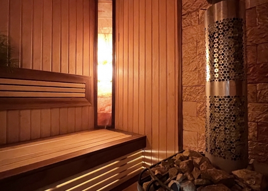 Экологически чистый уголок Казани: поселок окружён лесом, что гарантирует свежий воздух и возможность наслаждаться прогулками на природе круглый год. <br />Шикарное месторасположение:10 минут езды до центра на машине или 10 минут пешком до станции метро "Дубравная!.<br /><br /><strong><em>О доме:</em></strong><br />* Дом 2014 года постройки<br />* На 1 этаже кухня-гостиная 33,2 м2 с выходом на террасу 12 м2, кабинет, просторная прихожая,тамбур, гостевой сан.узел, котельная и банный комплекс;<br />* На 2 этаже мастер-спальня 22,7 м2 с собственной ванной комнатой, 2 спальни по 20 м2 и 13,4 м2, гардеробная, сан.узел с душевой<br />* На цокольном этаже есть небольшой оборудованный подвал 6,2 м2 и кладовая для хранения 14 м2<br />* Централизованные водоснабжение<br />* Канализация септик 2 колодца с переливом по 6 колец<br />* По периметру дома - забор, есть гараж и навес с откатными воротами.<br /><br /><strong><em>Об участке:</em></strong><br /> * Участок правильной формы 6,5 соток<br /> * Забор по всему периметру, откатные ворота<br /> * Перед домом и по периметру - брусчатка<br /> * Зона барбекю с русской печью<br /> * Ухоженный плодоносящий сад: яблони, груши, слива, цветник и т.д.<br /><br /><strong> Удобное местоположение:</strong><br />Всего 10 минут на автомобиле и вы уже в центре города!