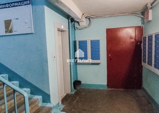 Квартира поделена на 2 зоны.