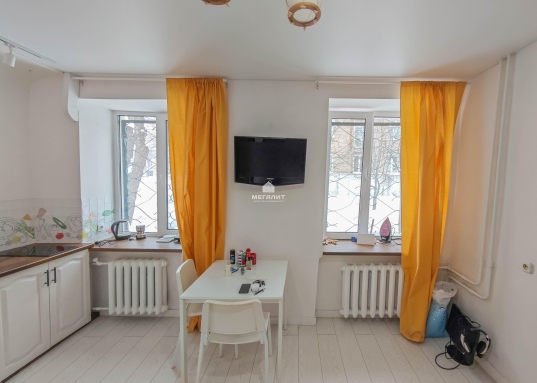 Комната рядом со станцией метро.