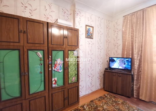 Продается комната в коммунальной 4-комнатной квартире в 3х-этажном кирпичном доме (Сталинка).