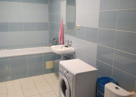 Сдается в новом доме большая, светлая однокомнатная квартира в Приволжском районе по улице Завойского дом 17а.