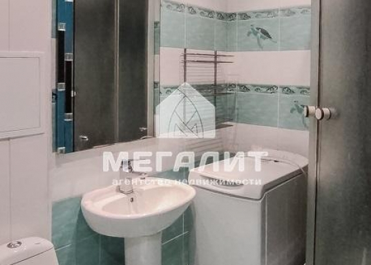 Предлагаем купить 2-х комнатную квартиру в центре Московского района по ул. Восстания д. 87.<br /><span style="text-decoration:underline;"><em><strong>О преимуществах квартиры:</strong></em></span><br />- не угловая и не торцевая, теплая и светлая<br />- окна выходят во двор<br />- общая площадь квартиры 43 кв.м, без лоджии 42,4 кв.м<br />- изолированная спальня 12,9 кв.м, гостиная 16,5 кв.м с выходом на застекленный балкон<br />- кухня правильной формы 5,7 кв.м соединена с гостиной<br />- удобный санузел с душевой кабиной<br />- в прихожей имеется встроенная гардеробная<br />- остается кухонный гарнитур, мебель и техника по договоренности<br />- перепланировка в квартире узаконена<br /><br /><span style="text-decoration:underline;"><em><strong>О доме и инфраструктуре:</strong></em></span><br />- кирпичный дом с отремонтированными чистыми подъездами<br />- рядом множество школ и детских садов<br />- остановка автобуса в 3-х минутах ходьбы<br />- до метро 20 минут пешком<br />- в шаговой доступности ТЦ «Моки», супермаркет «Перекресток», магазины, аптеки и вся необходимая инфраструктура<br />- рядом расположен парк им. Урицкого, сквер «Васильченко» для прогулок с детьми и семьей<br />- удобная транспортная развязка<br /><br /><span style="text-decoration:underline;"><em><strong>О документах:</strong></em></span><br />- 1 взрослый собственник<br />- без занижений и обременений<br />- проходит по ипотеке<br /><br />Рядом расположены улицы: Декабристов, Ибрагимова, Кулахметова, Шамиля Усманова, Горьковское шоссе, Баруди, Восход.<br /><strong>Звоните, покажем в удобное для Вас время.<br /><br />С уважением, ваш гид в мире недвижимости, Эльмира Шайдуллина.<br />АН «МЕГАЛИТ» основано в 2004 году.