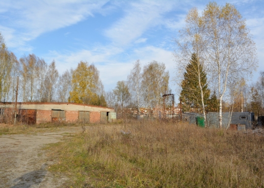 Второе помещение из кирпича, но требует косметического ремонта, общей площадью 500 кв.м, состоит из 4 боксов, высота потолков 5м., асфальтированная площадка.