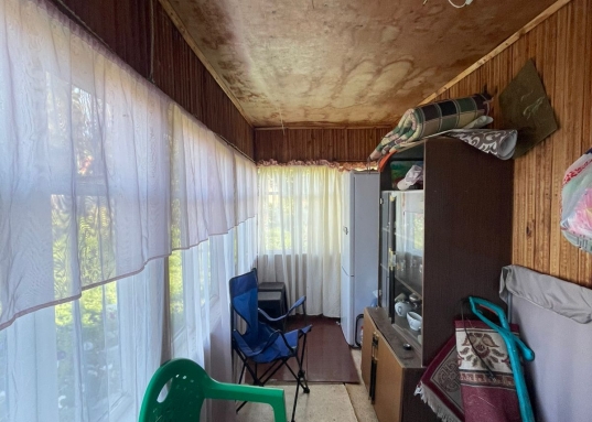 <br />Купить дачу около реки и в окружении соснового леса?<br />Тогда это предложение для вас!<br /><br />Участок и дачный дом в живописном СНТ "Аэропорт" Лаишевского района. <br /><br />Почему стоит обратить внимание именно на этот дом?<br />* Идеальное расположение: Центральная аллея, удобный подъезд прямо от въезда в СНТ.<br />* Уют и комфорт: Небольшой, но очень уютный домик с летней верандой-кухней, где приятно проводить время с семьей и друзьями.<br />* Безупречный участок: Ровный, ухоженный участок правильной формы 6 соток– идеальное место для воплощения ваших ландшафтных идей!<br />* Электричество круглый год, септик (3 кольца), возможность круглогодичного проживания (подъездные пути чистятся зимой).<br />* Соседи: Дружелюбные соседи, проживающие как сезонно, так и круглогодично.<br />* Природа вокруг: Живописное место, рядом Песчаные ковали, СНТ "Весна" СНТ "Полянка" Орловка, Орел, Кордон, Габишево, Волжанка, Бережок, Чистое озеро, сосновый лес – идеальное место для отдыха и прогулок на свежем воздухе.<br />* Голубой залив, р.